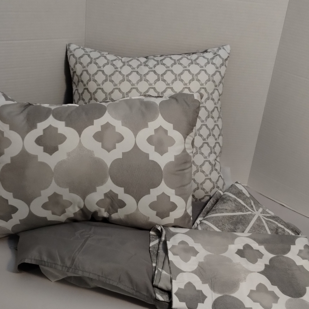 NWOT 5 Piece Gray/White Geometric Pattern Pillow, Bed Skirt Set